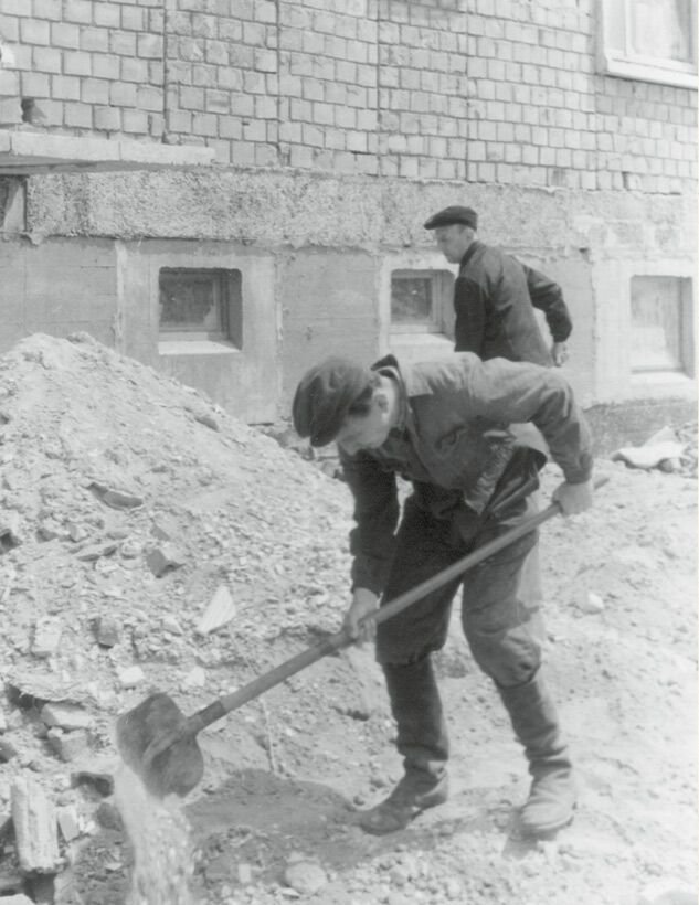 Schaufel und Muskelkraft ersetzten die fehlende Technik 1961.