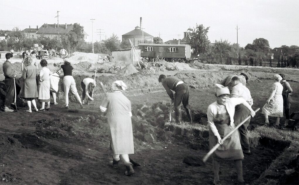 Erste Schachtarbeiten per Hand im Preuskerviertel 1961.